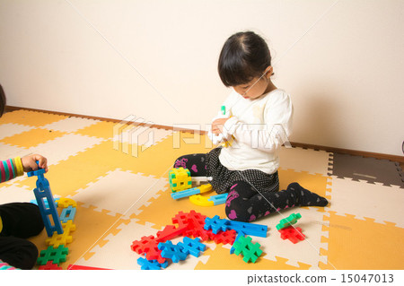 Girls playing with blocks 15047013