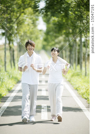 一對夫婦在一條路上慢跑 15047191