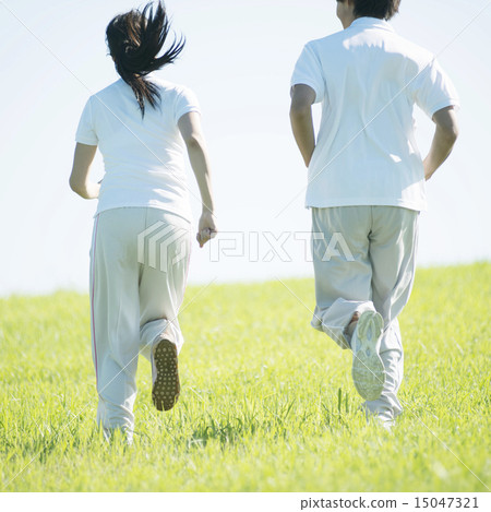 跑步在草甸的夫婦的背面圖 15047321