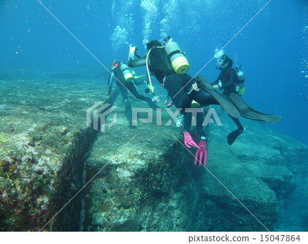 Even if you look at Yonagunijima gigantic rock and diver called artificial form of undersea ruins Even if you look at Yonagunijima gigantic rock and diver called artificial form of undersea ruins 15047864