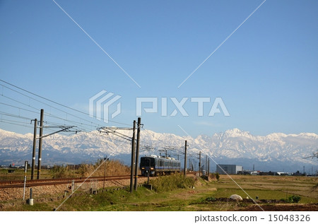 “艾沒有kaze鐵路”在北阿爾卑斯山的立山山脈的背景上運行 15048326
