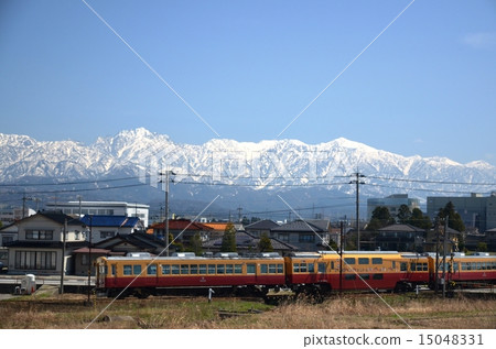 運行在多雪的北阿爾卑斯山的背景的地方鐵的兩層火車 運行在多雪的北阿爾卑斯山的背景的地方鐵的兩層火車 15048331