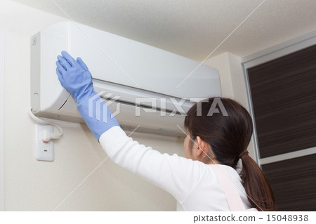 Cleaning the air conditioner Cleaning the air conditioner 15048938