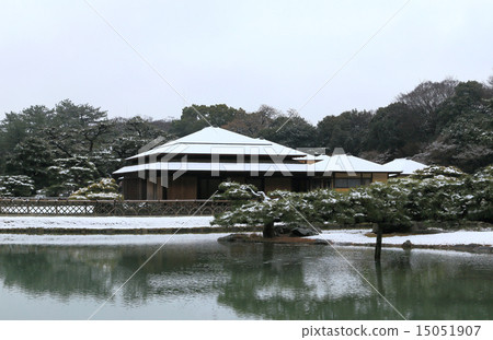 河森林公園在冬天，Sukketsutei在南花園從充電池塘看 15051907
