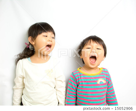 Two who can open the mouth wide 15052906