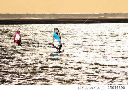 日落風帆衝浪水平位置 15053890
