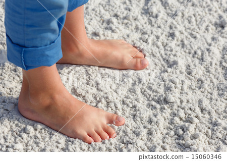 Close up of child feet on a tropical sandy beach 15060346