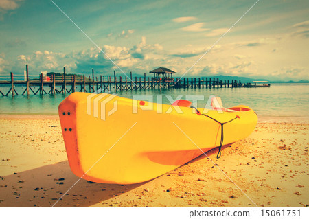 Yellow kayak on beach 15061751