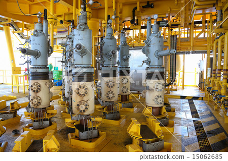 Oil and gas production slot on the platform Oil and gas production slot on the platform 15062685