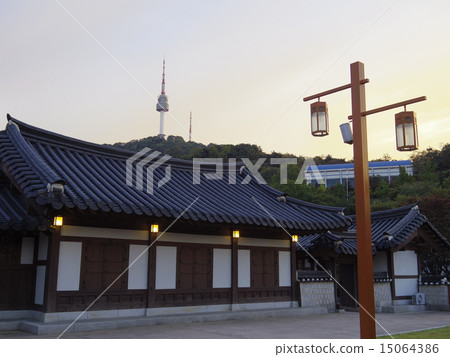 首爾N塔在晚上從Namsan Kol Hanok村祝來 首爾N塔在晚上從Namsan Kol Hanok村祝來 15064386