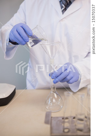 Scientist doing experimentations in flask 15070337
