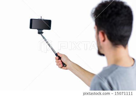 Casual man using a selfie stick 15071111
