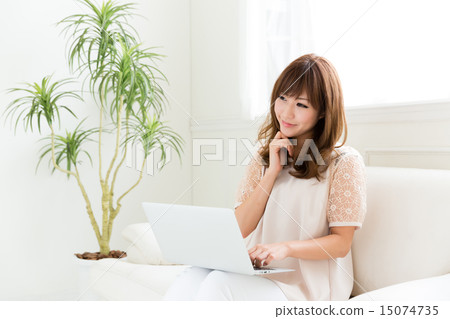 A woman using a computer 15074735