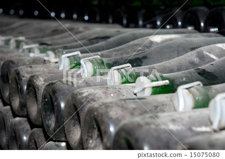 Champagne wine storage 15075080