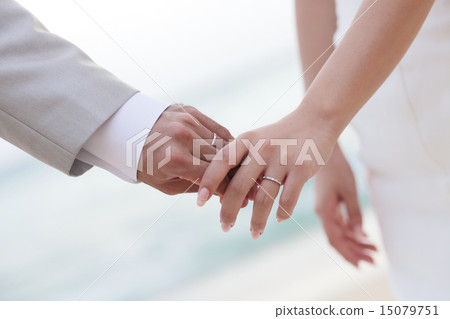 Beach wedding with sea back / 2 people holding hands 15079751