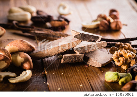 Raw cocoa mass with hazelnuts Raw cocoa mass with hazelnuts 15080001