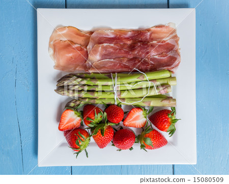 Green asparagus with ham and strawberries Green asparagus with ham and strawberries 15080509