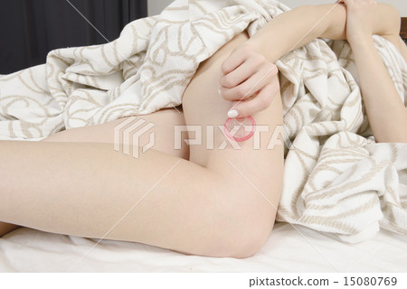 一個少婦的手有避孕套的 15080769