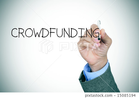 man writing the word crowdfunding 15085194