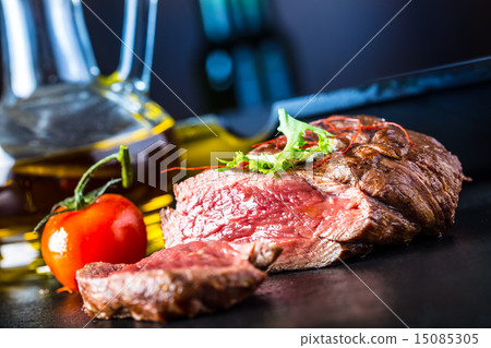 圖庫照片: grilled beef steak with vegetable decoration.