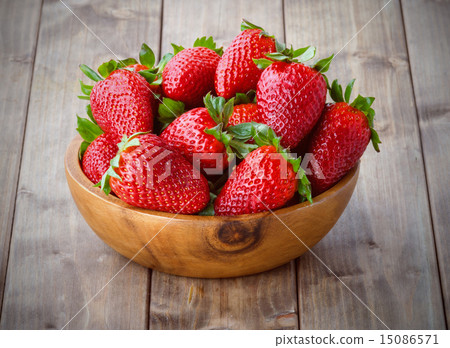strawberries in a wooden bowl 15086571
