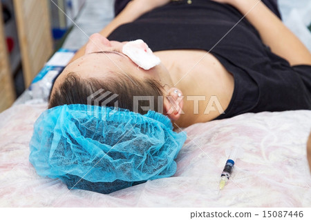 Injections on the face with cosmetic procedures. 15087446