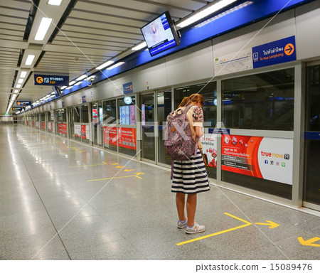 People waiting for subway train 15089476