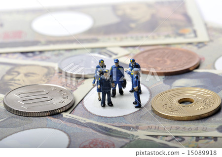 Money and policeman 15089918