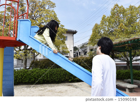 Dad watching over children 15090198