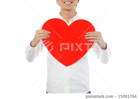 有一件白色襯衣的一個人有大紅色心臟標記的 有一件白色襯衣的一個人有大紅色心臟標記的 15091764