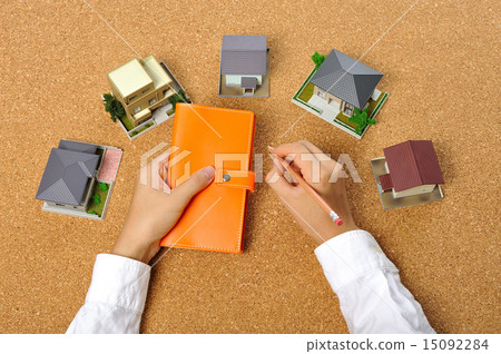Residential model lined with many corks 15092284