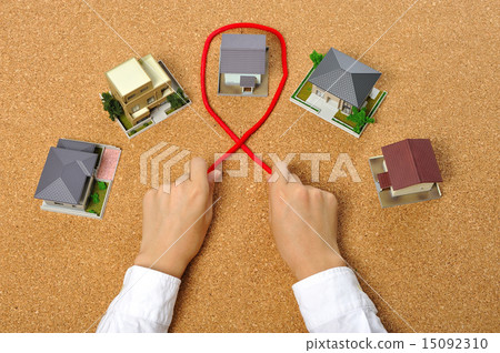 Residential model lined with many corks 15092310
