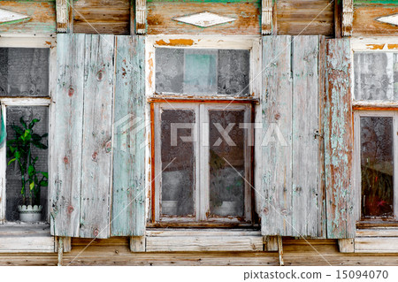 圖庫照片: closeup of old rural slum house windows in astrakhan