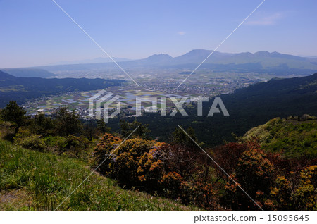 阿蘇市和外環的阿蘇山 阿蘇市和外環的阿蘇山 15095645