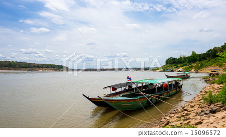ship at Sam-Pan-Bok Grand Canyon in Mekong rive 15096572