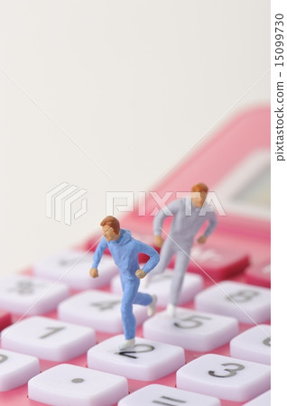 繁忙地跑在計算器上的人們 15099730