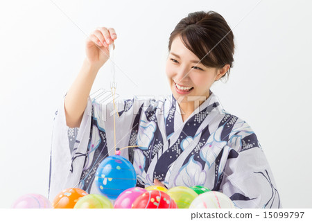 A woman fishing yo-yo in a yukata 15099797
