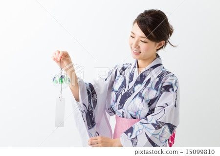 有穿著浴衣的風鈴的一名婦女 有穿著浴衣的風鈴的一名婦女 15099810