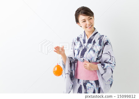 一個穿著浴衣溜溜球的女人 一個穿著浴衣溜溜球的女人 15099812