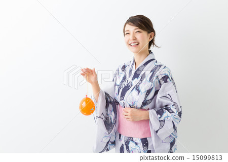 一個穿著浴衣溜溜球的女人 一個穿著浴衣溜溜球的女人 15099813