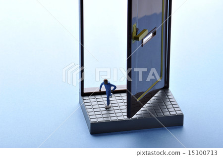 A man escaping from the door 15100713