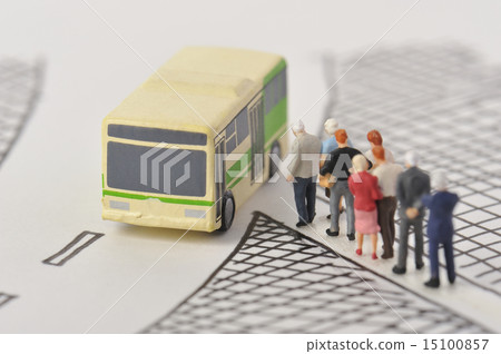 People waiting for the bus 15100857