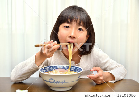 A girl who eats ramen deliciously 15101096
