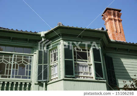 Kobe Kitano's Homuinkan "Yogyokan": Second floor window and red brick chimney 15106298