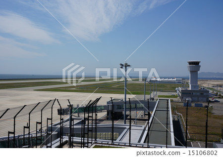 其中一個關西三個機場，神戶機場的風景：控制塔和跑道 15106802