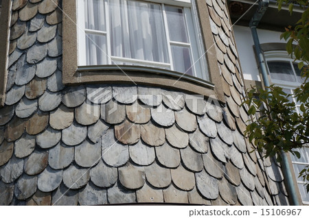 Hokkaido House of Kobe Kitano "House of Scales": Scalloped natural slate outer wall 15106967