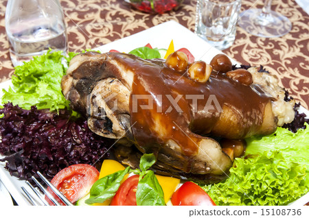 roasted pork knuckle with vegetables 15108736