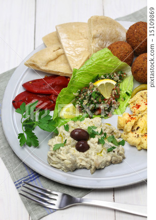 Middle Eastern food 15109869