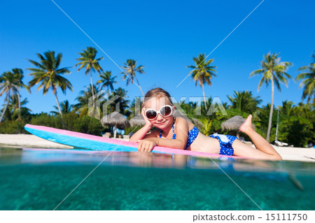 Little girl swimming 15111750