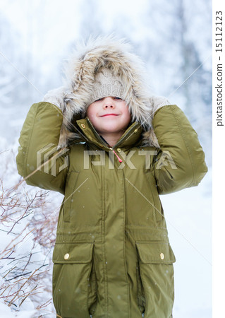Little girl outdoors on winter 15112123